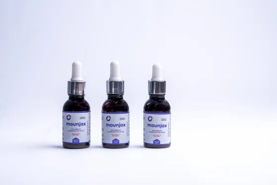 Tr&ecirc;s frascos de Mounjax de 30 ml, lado a lado.