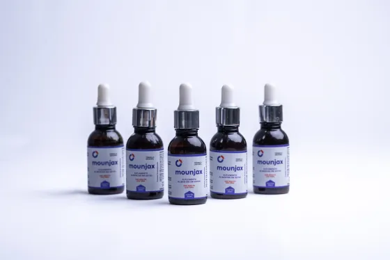 Cinco frascos de Mounjax de 30 ml, lado a lado.